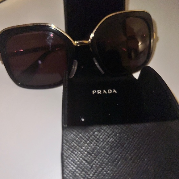 Prada sunglasses in good condition !! - Picture 2 of 4